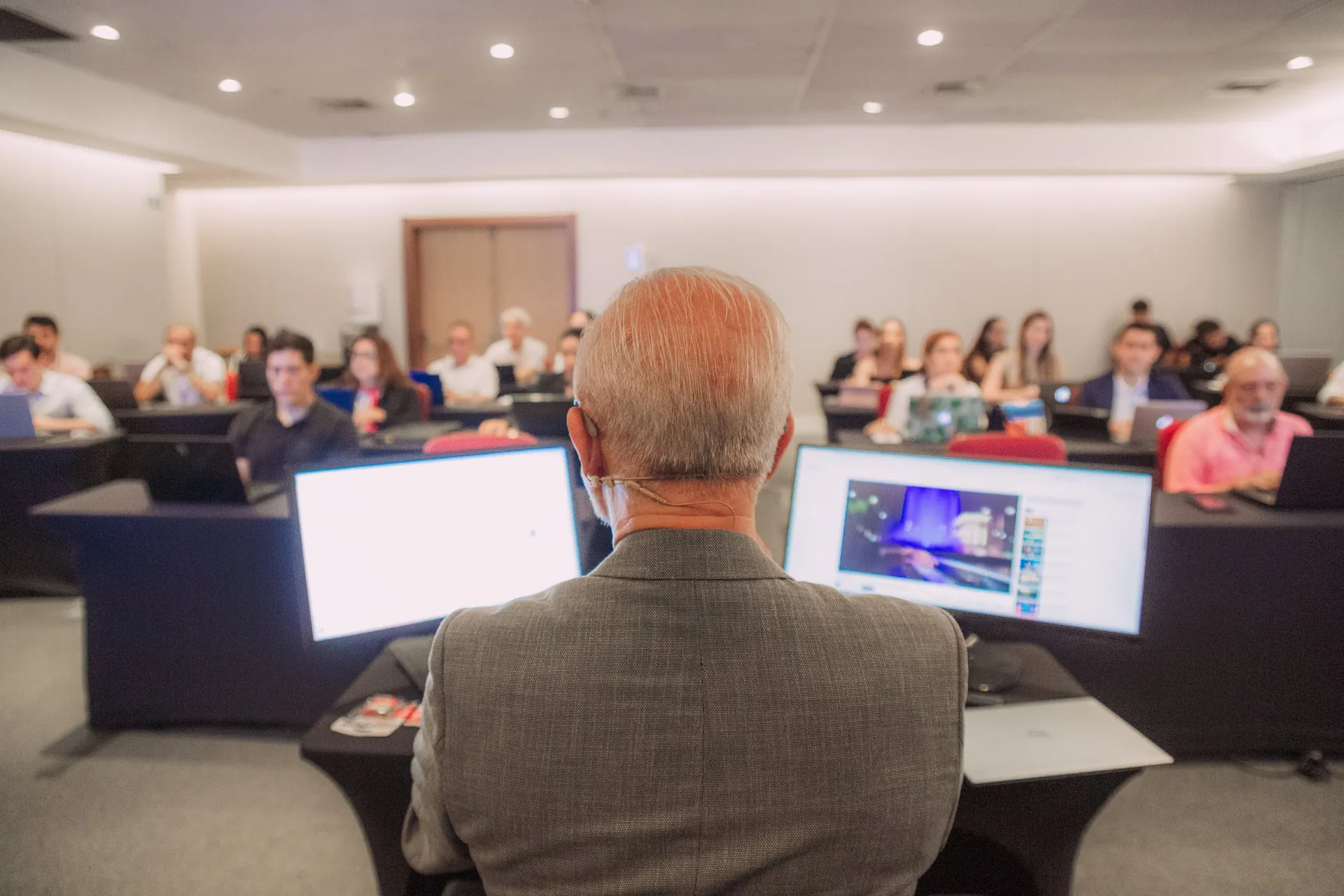 Sala de workshop executivo da BrainMed com médicos em formação